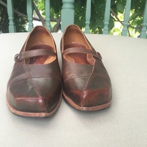 Cydwoq vintage brown leather low heel pumps
